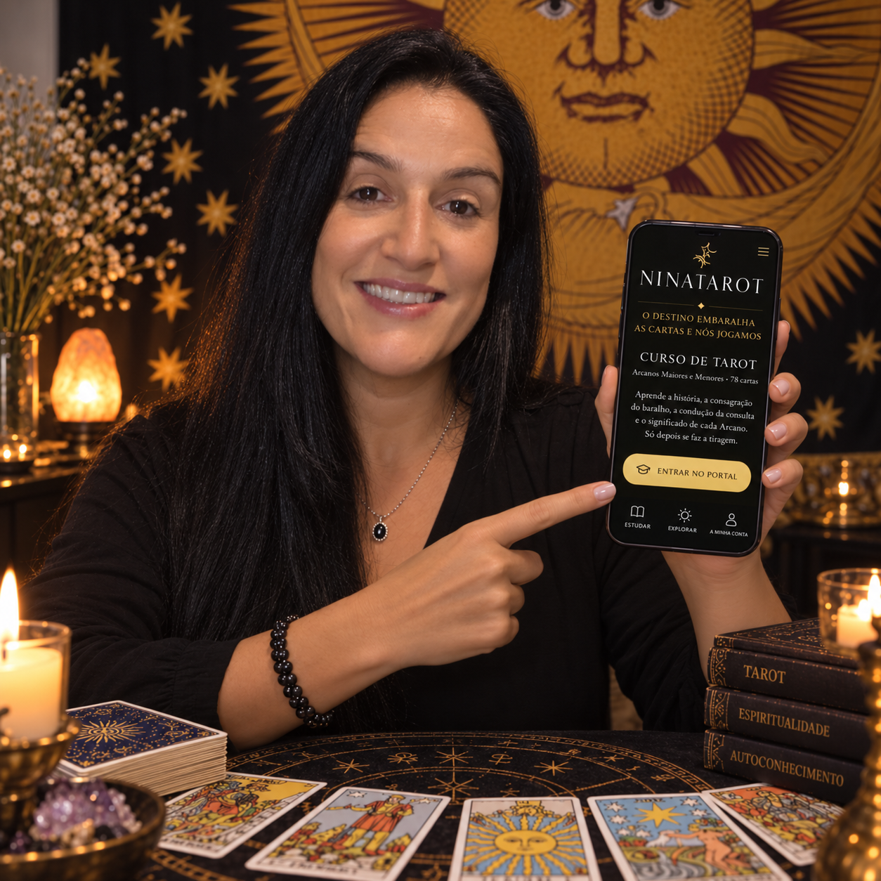Nina Pereira, taróloga, com o telemóvel a mostrar a app NinaTarot, entre cartas de tarot e velas