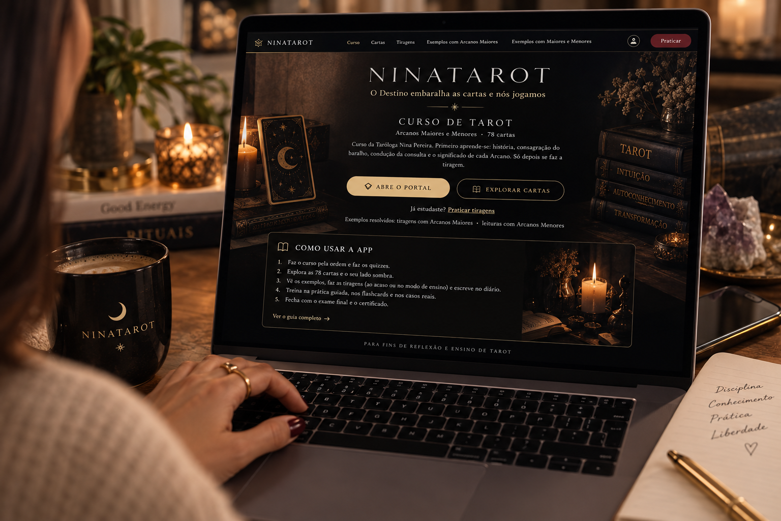 NinaTarot aberto num portátil, com o curso de Tarot e o guia de utilização