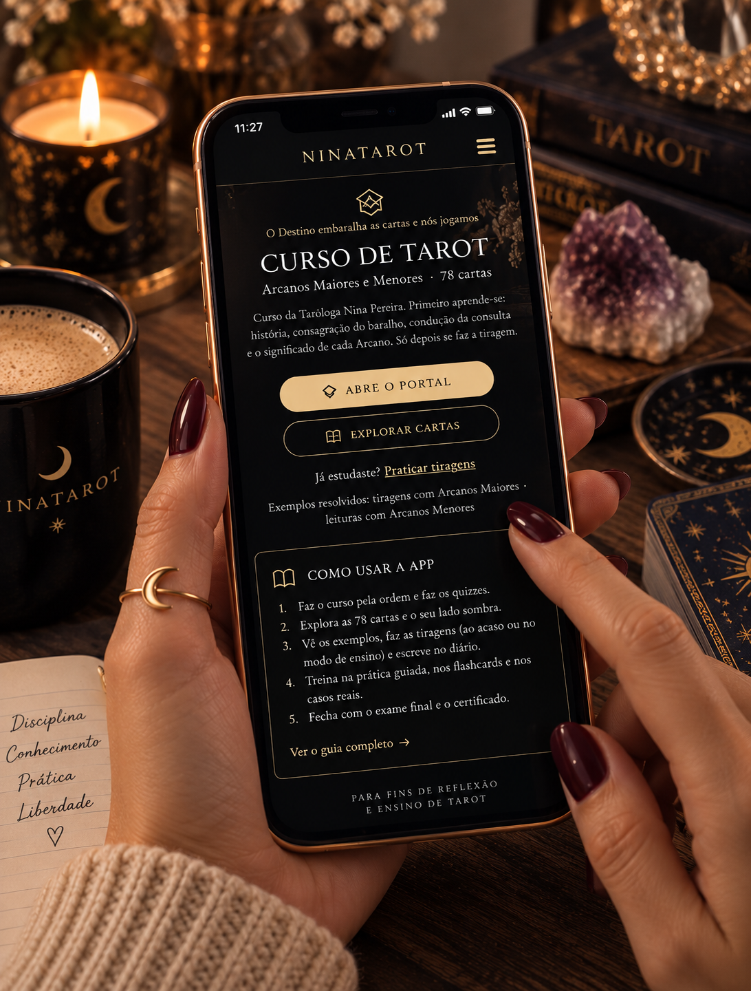 NinaTarot no telemóvel, com o curso de Tarot na mão