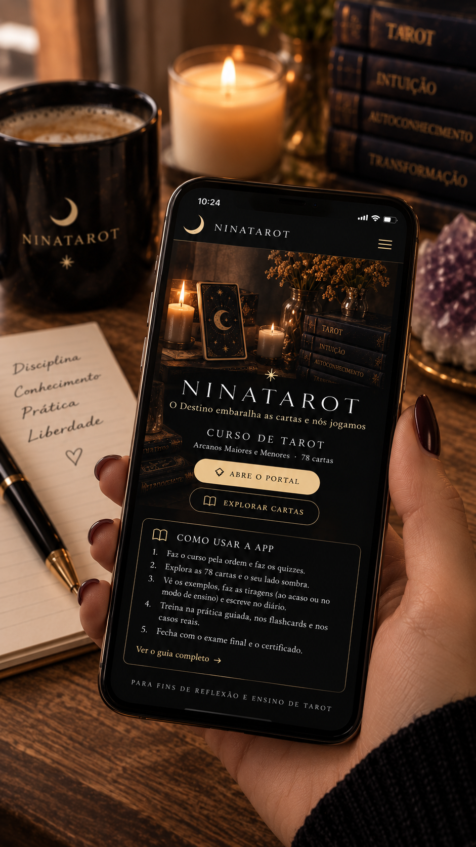 NinaTarot aberto no telemóvel, segurado na mão, com velas e livros de Tarot